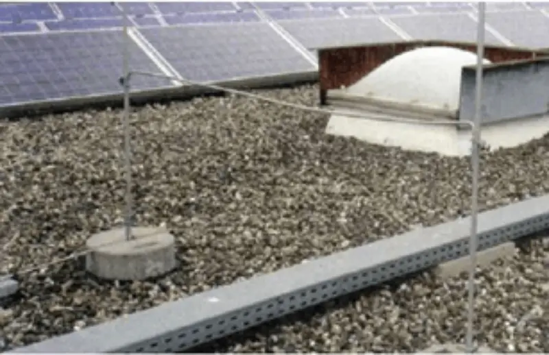 Prawidłowe skrzyżowanie instalacji PV i odgromowej na dachu