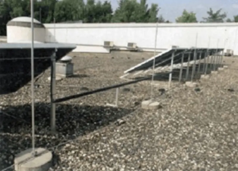 Prawidłowe ułożenie równoległe instalacji PV i odgromowej na dachu